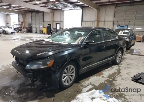 2013 Volkswagen Passat 2.5L Sel Premium z USA, uszkodzony, nr VIN 1VWCP7A38DC069045
